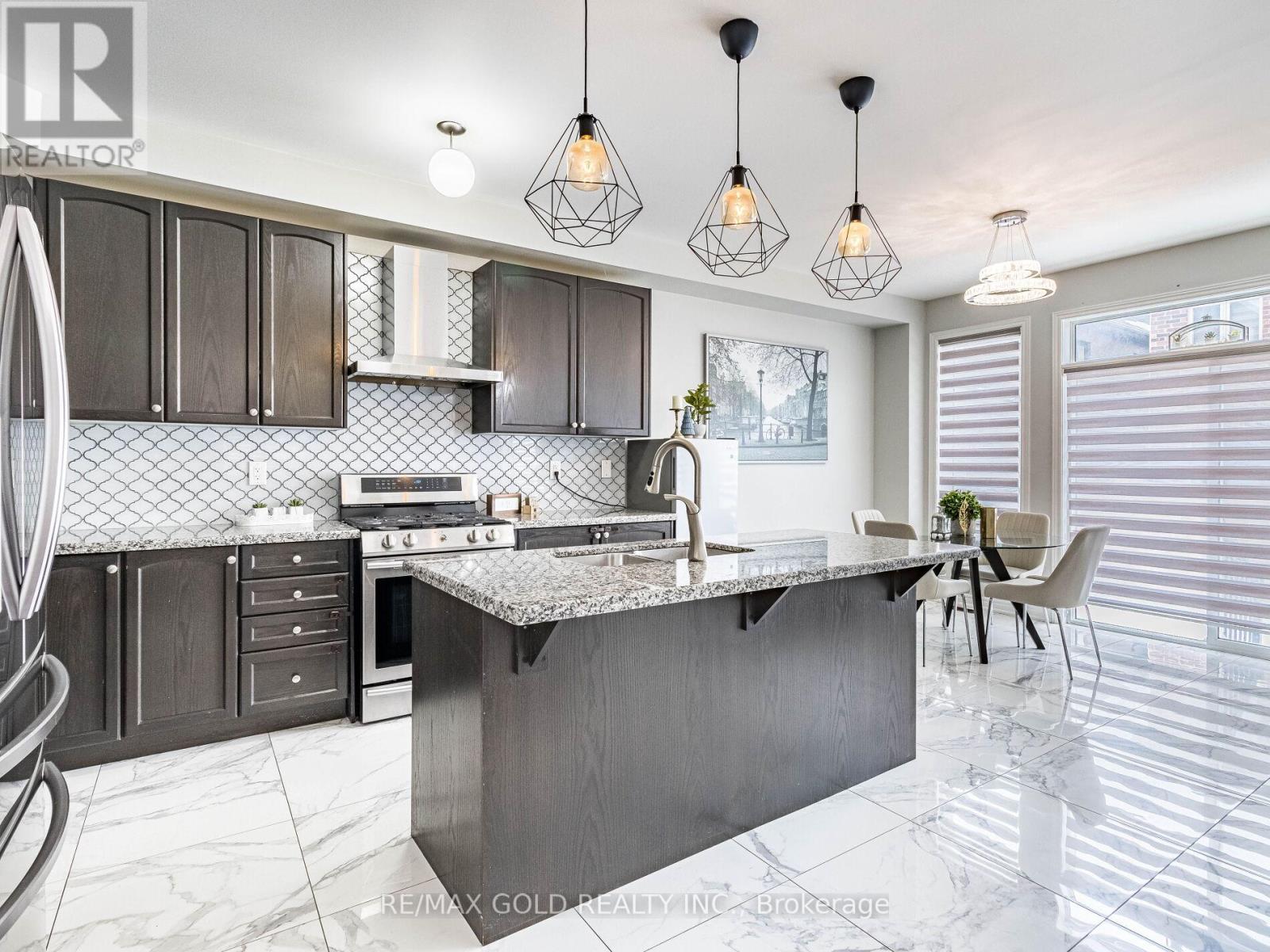 11 Clunburry Road, Brampton, Ontario  L7A 5B4 - Photo 12 - W12654442