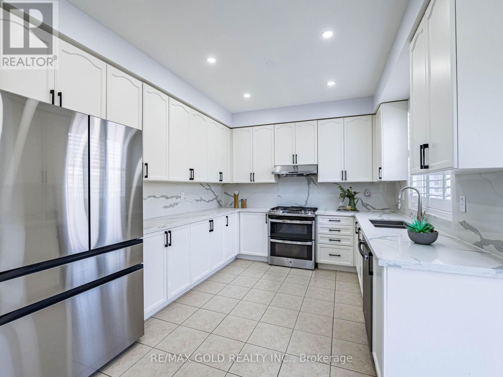 36 Treegrove Crescent, Brampton, Ontario  L7A 0K4 - Photo 14 - W12654444