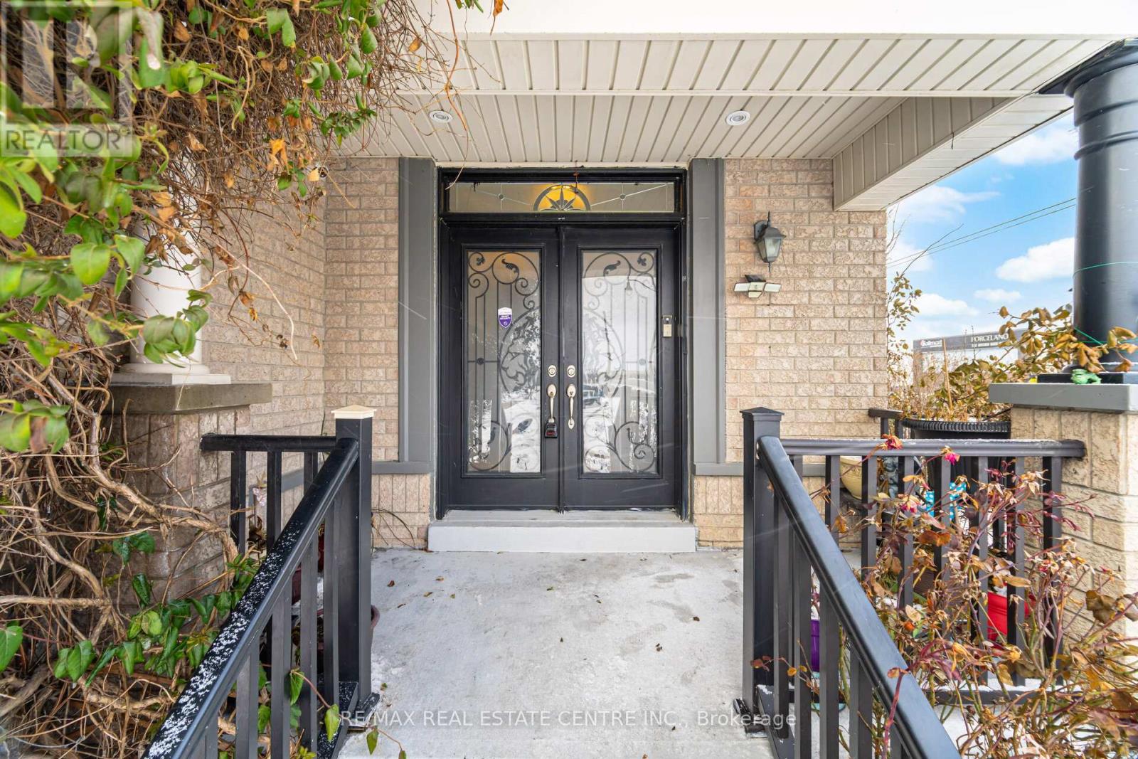 38 Lightcatcher Circle, Brampton, Ontario  L6P 3P5 - Photo 3 - W12654460