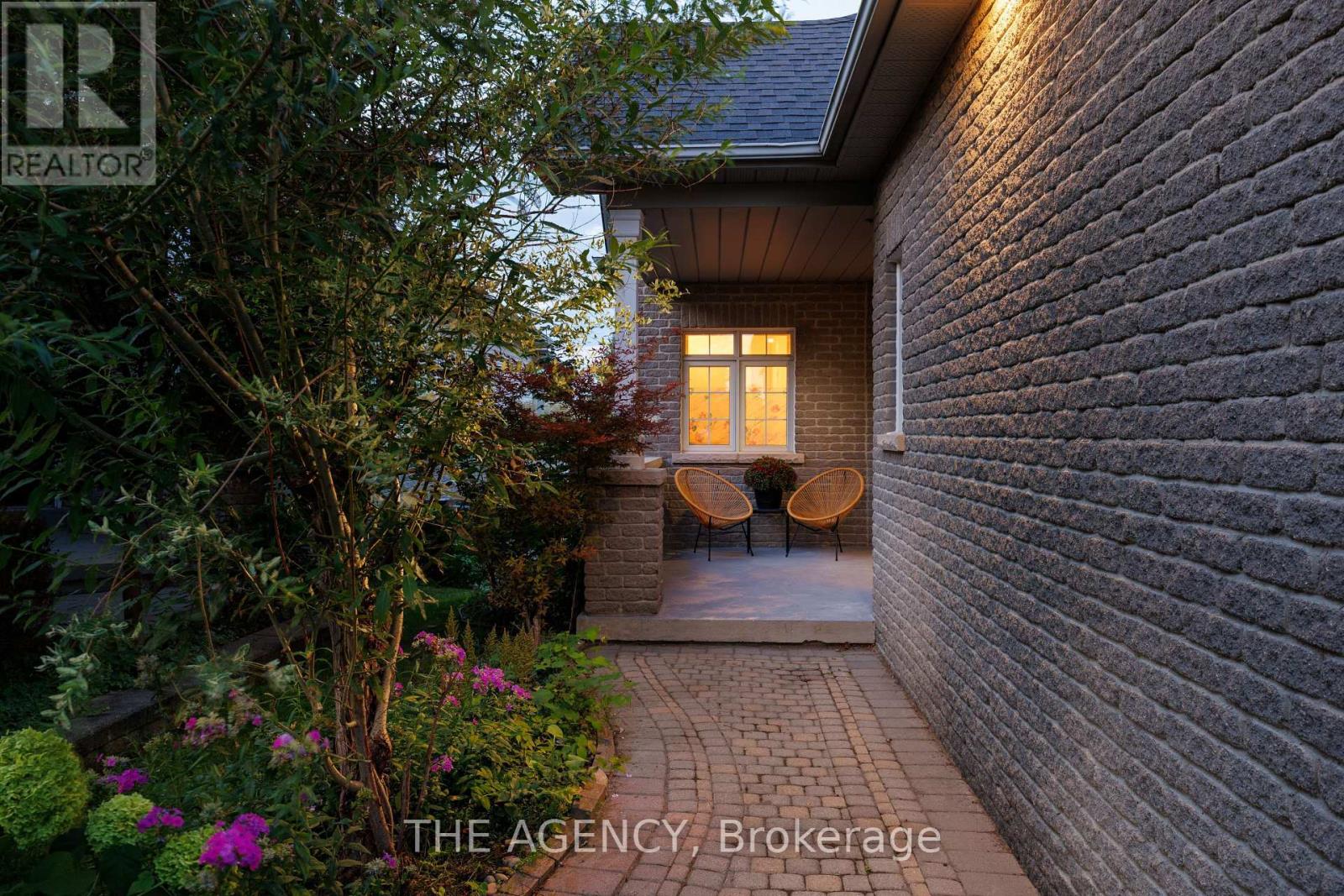 703 Madeline Heights, Newmarket, Ontario  L3X 2J6 - Photo 2 - N12570602