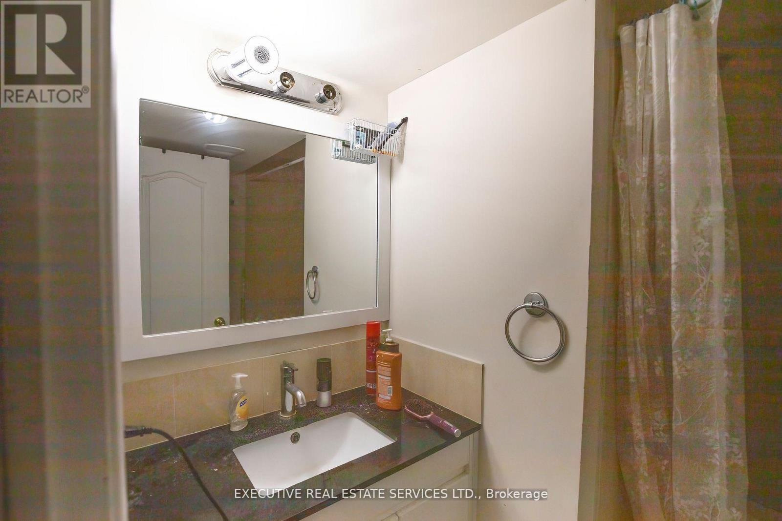 16 Sandway Drive, Brampton, Ontario  L7A 2T9 - Photo 10 - W12654490