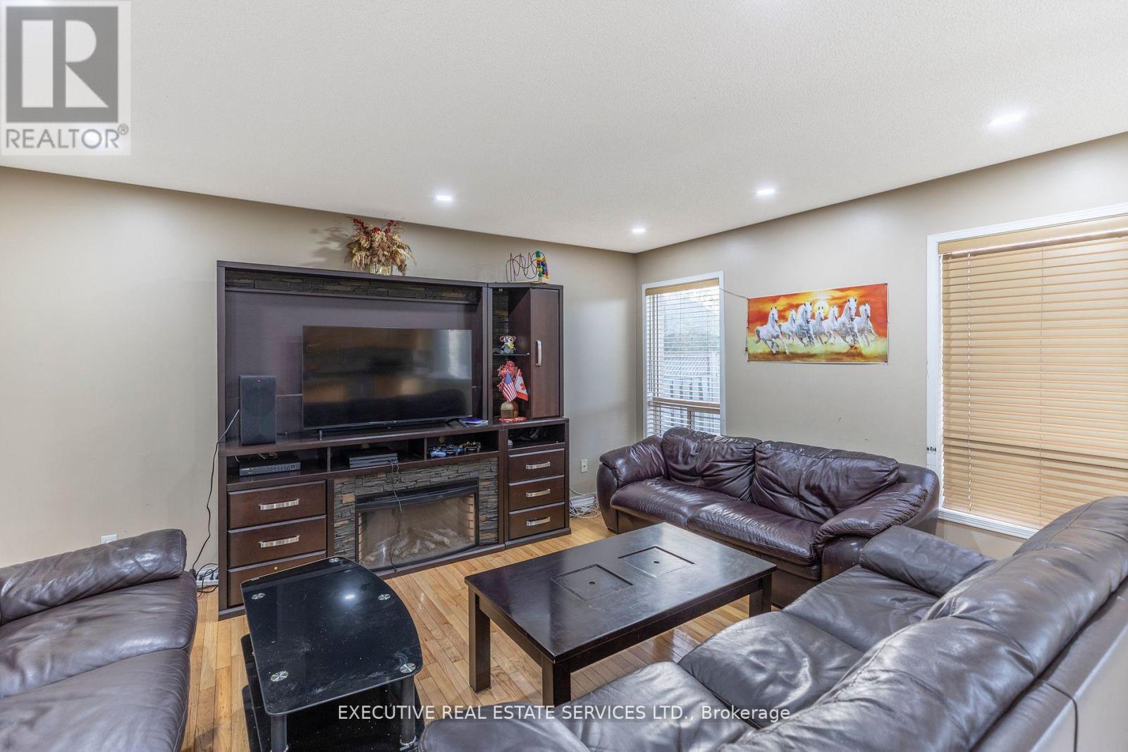 16 Sandway Drive, Brampton, Ontario  L7A 2T9 - Photo 17 - W12654490