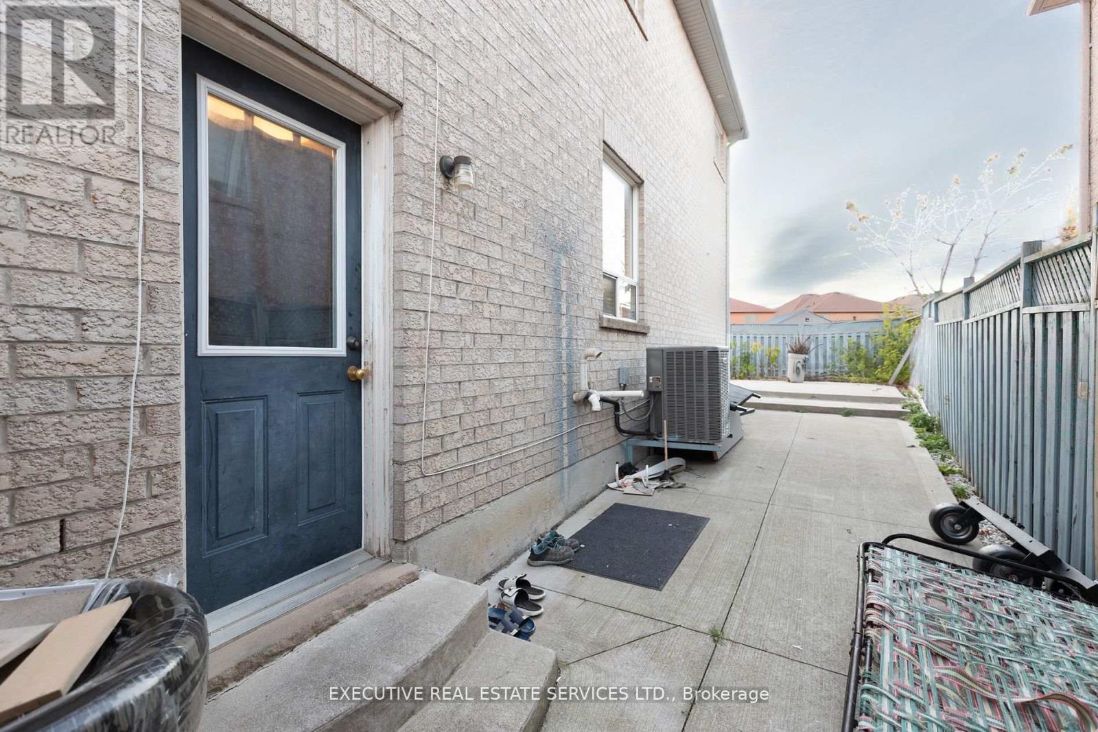 16 Sandway Drive, Brampton, Ontario  L7A 2T9 - Photo 23 - W12654490