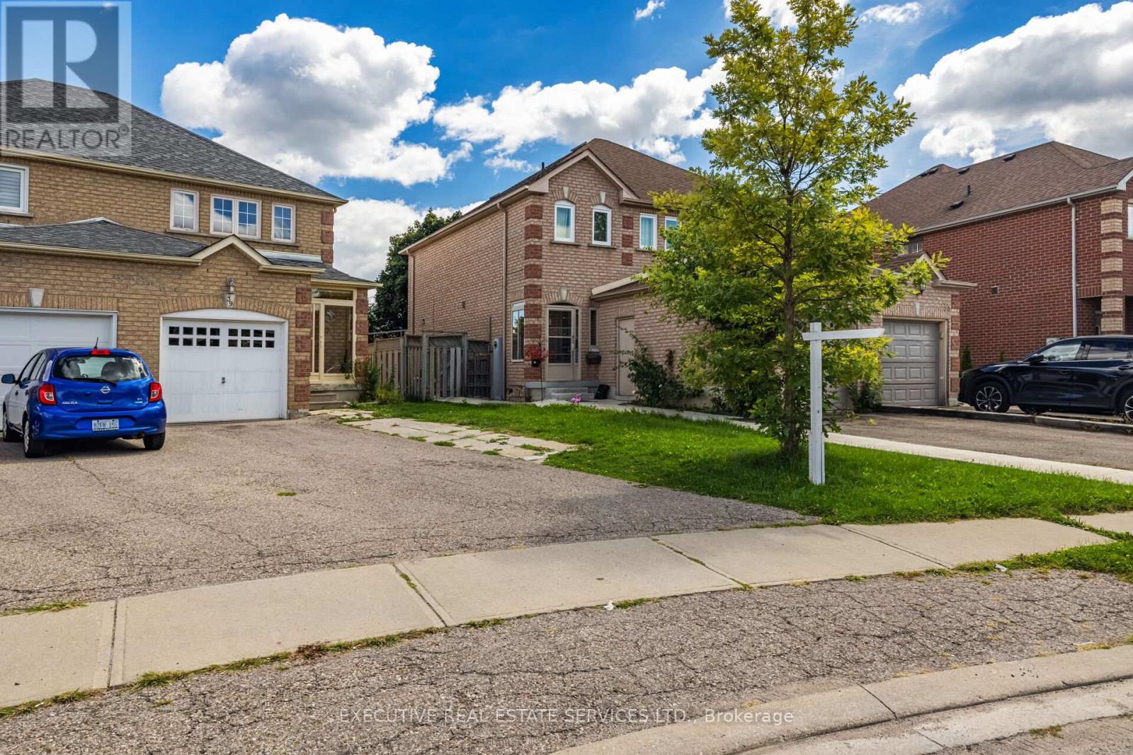 39 Caruso Drive, Brampton, Ontario  L6Y 5B2 - Photo 4 - W12654498