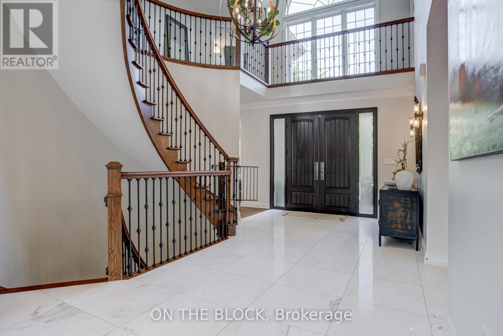 2212 Oneida Court, Mississauga, Ontario  L5C 4G5 - Photo 3 - W12654522