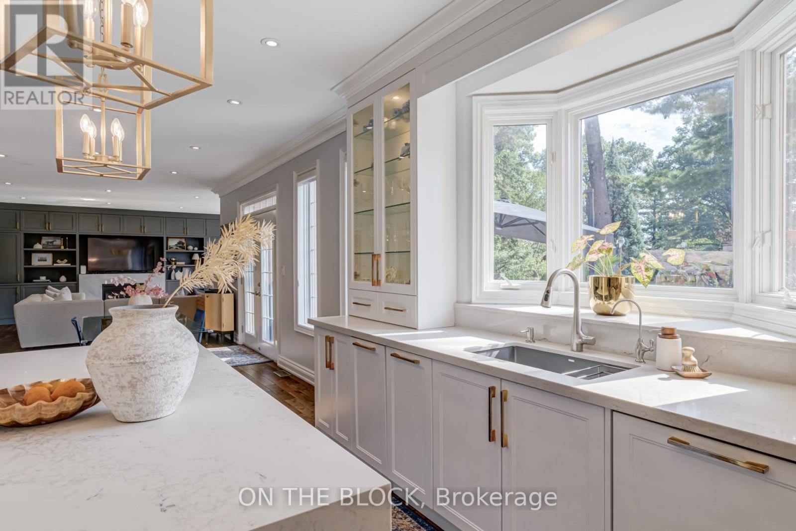 2212 Oneida Court, Mississauga, Ontario  L5C 4G5 - Photo 6 - W12654522