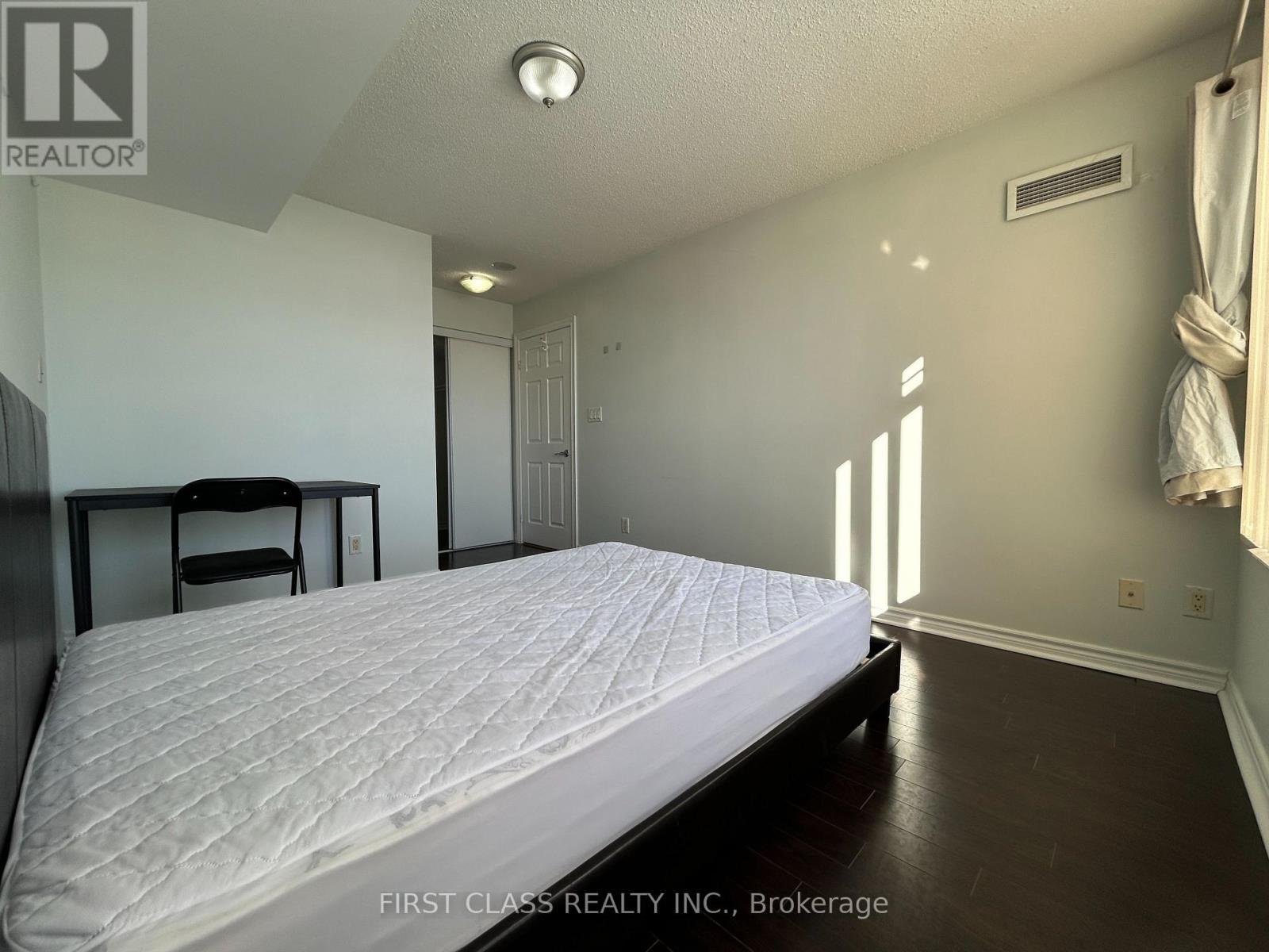 1612 - 3880 Duke Of York Boulevard, Mississauga, Ontario  L5B 4M7 - Photo 11 - W12654704