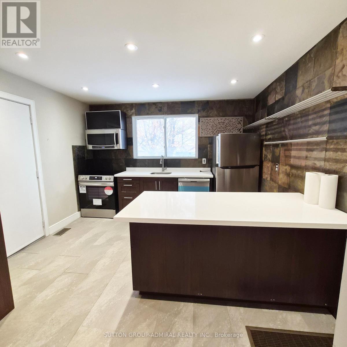 104 Armitage Drive, Newmarket, Ontario  L3Y 5L7 - Photo 2 - N12654710