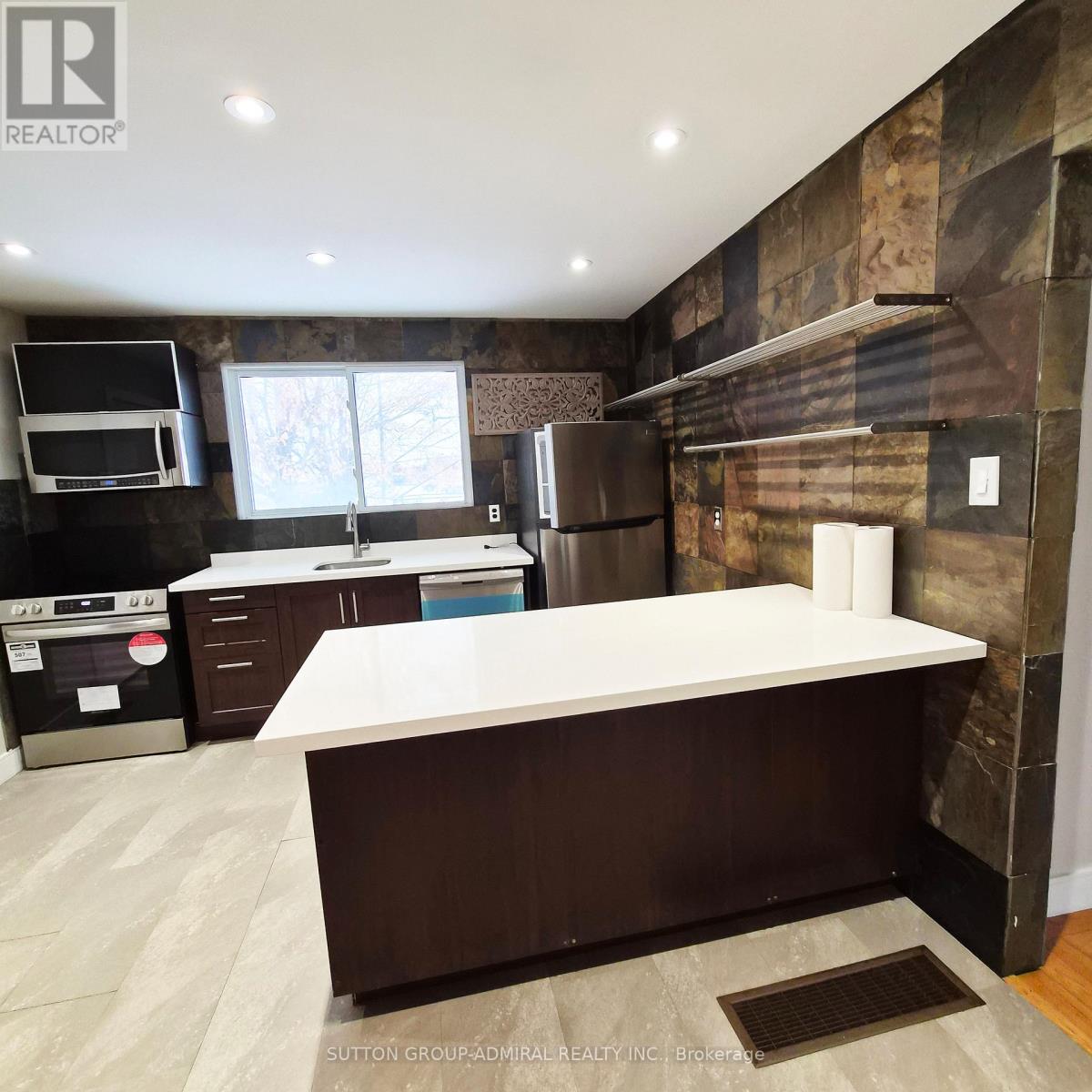 104 Armitage Drive, Newmarket, Ontario  L3Y 5L7 - Photo 3 - N12654710