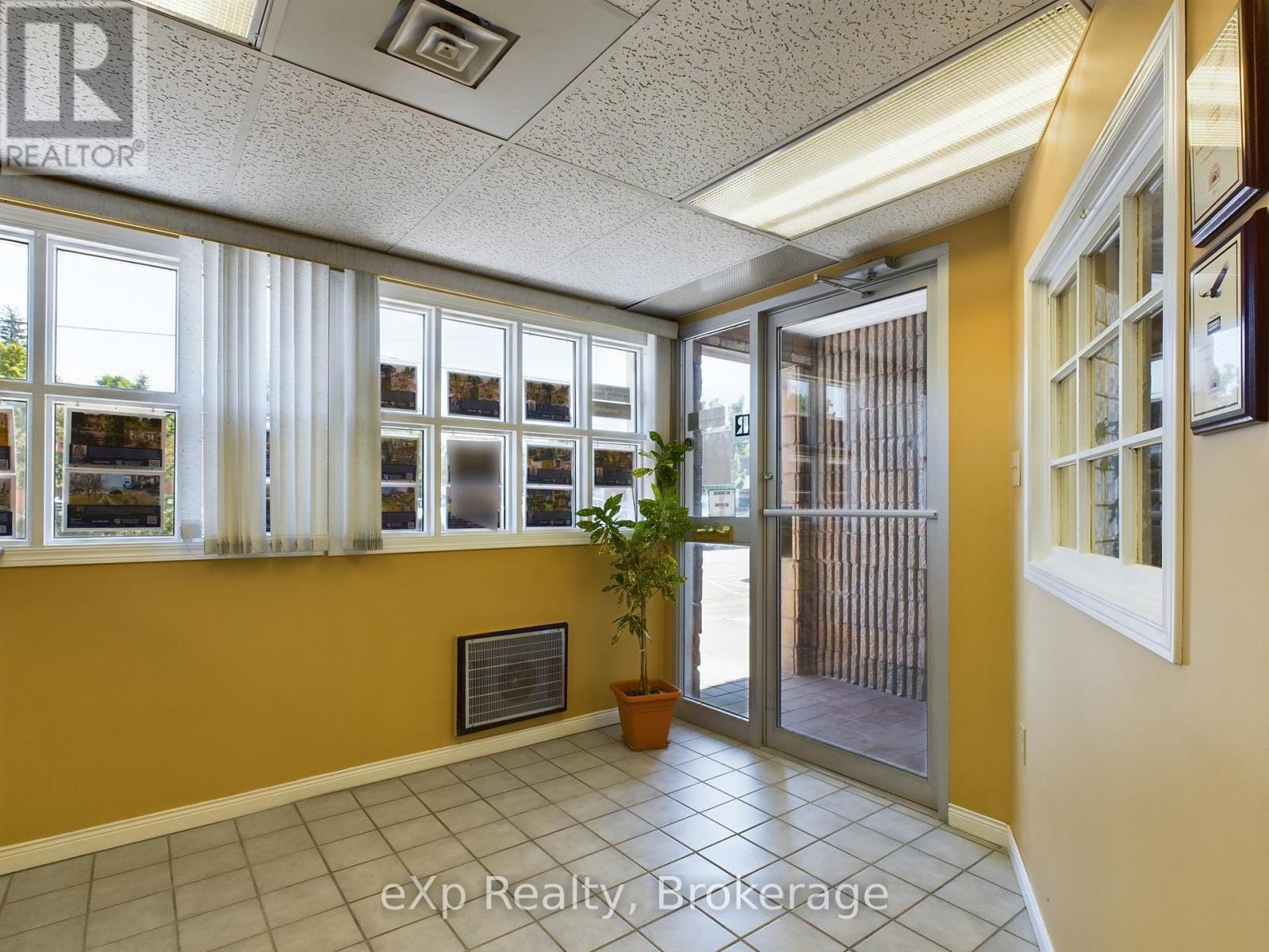 926 Queen Street, Kincardine, Ontario  N2Z 2Y2 - Photo 2 - X12654768