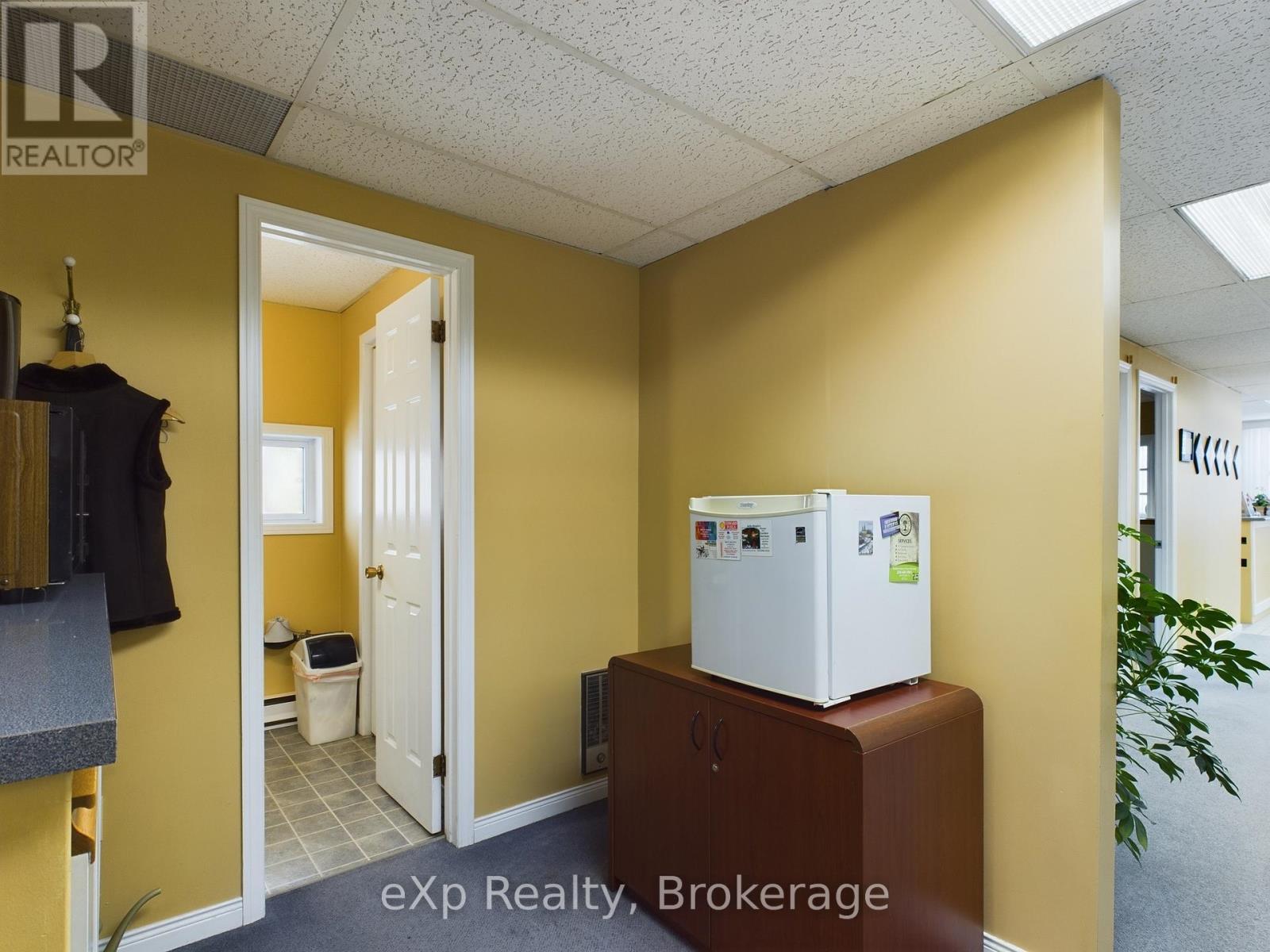 926 Queen Street, Kincardine, Ontario  N2Z 2Y2 - Photo 3 - X12654768