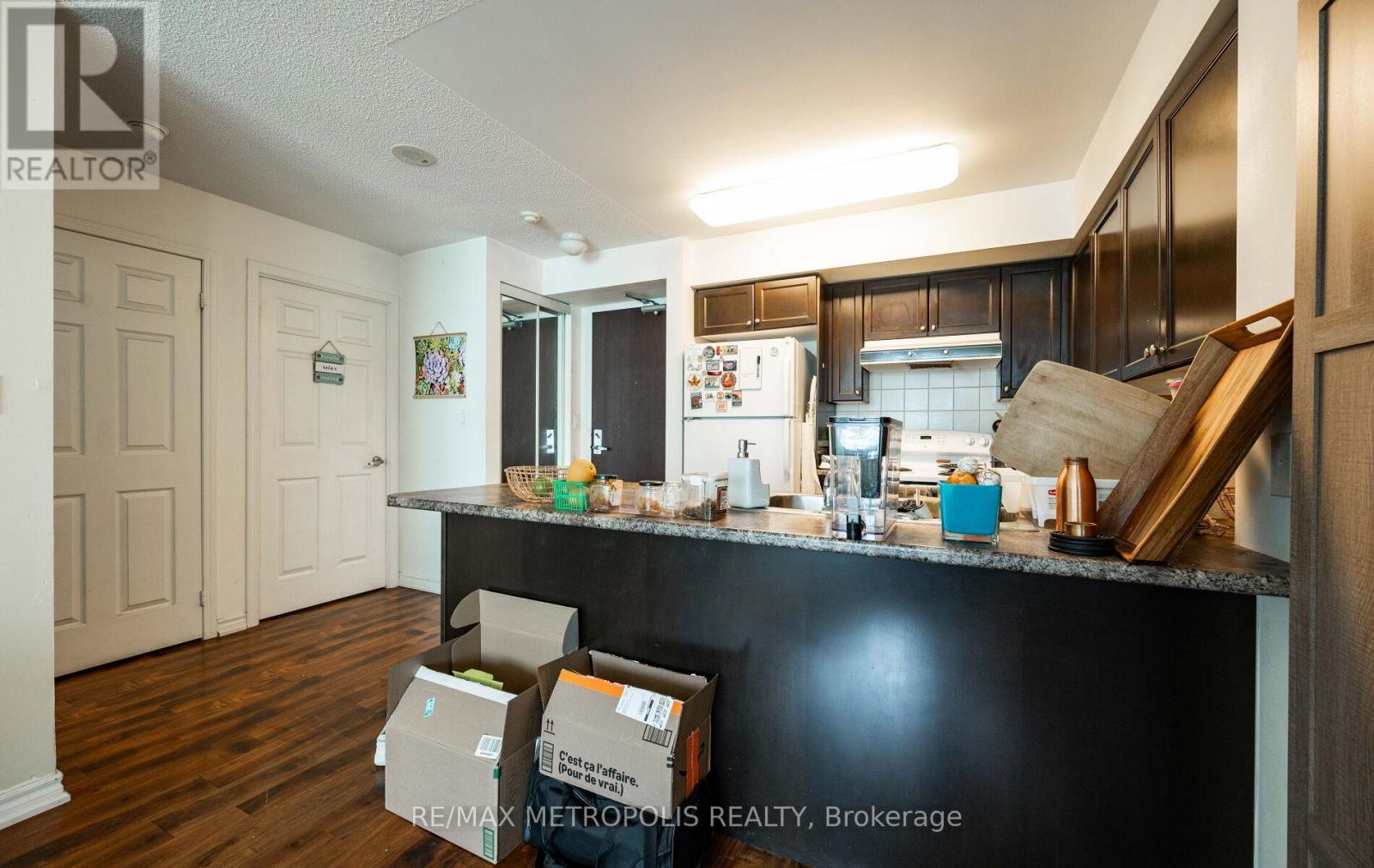 1209 - 335 Rathburn Road W, Mississauga, Ontario  L5B 0C8 - Photo 9 - W12654224