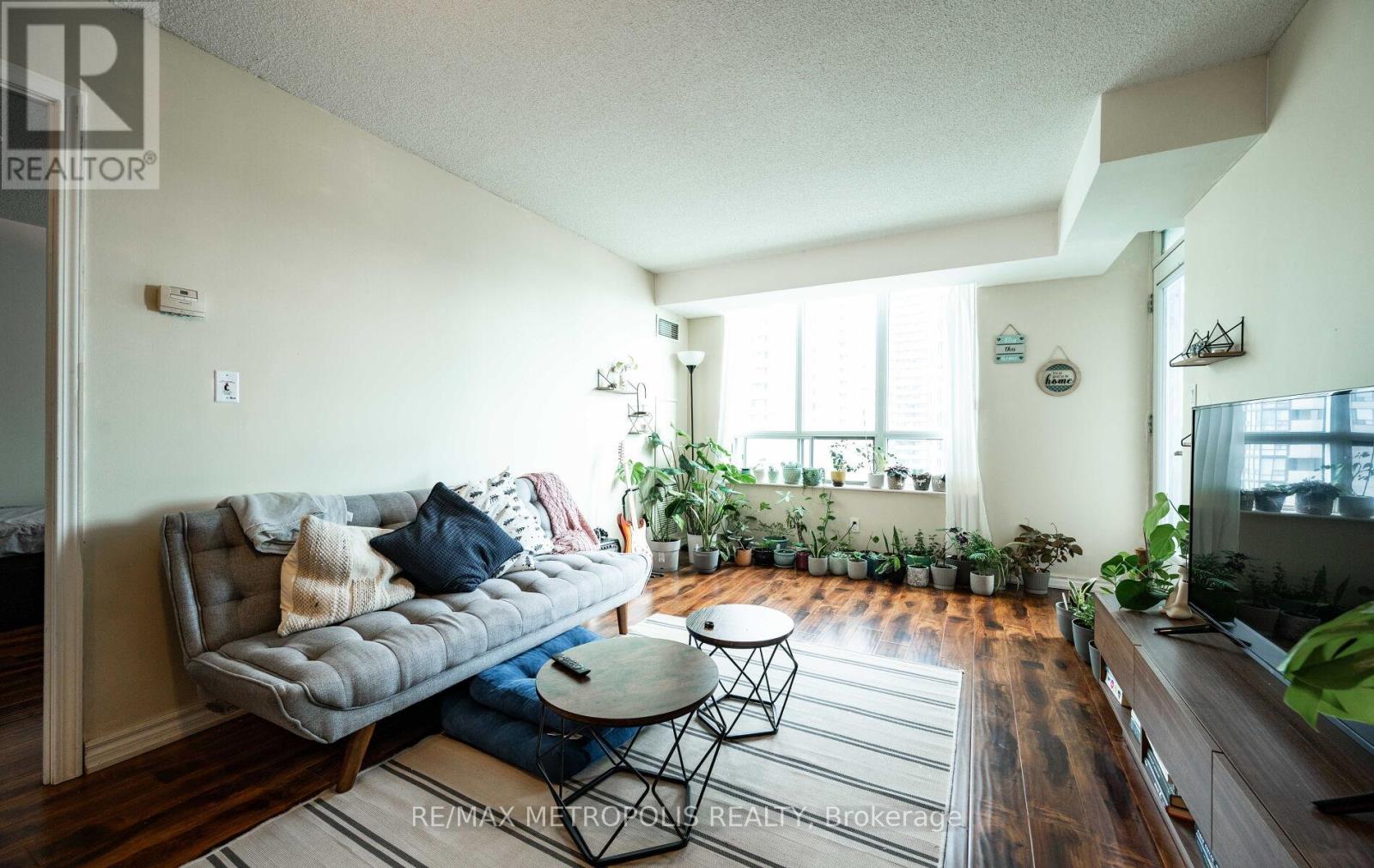 1209 - 335 Rathburn Road W, Mississauga, Ontario  L5B 0C8 - Photo 3 - W12654224