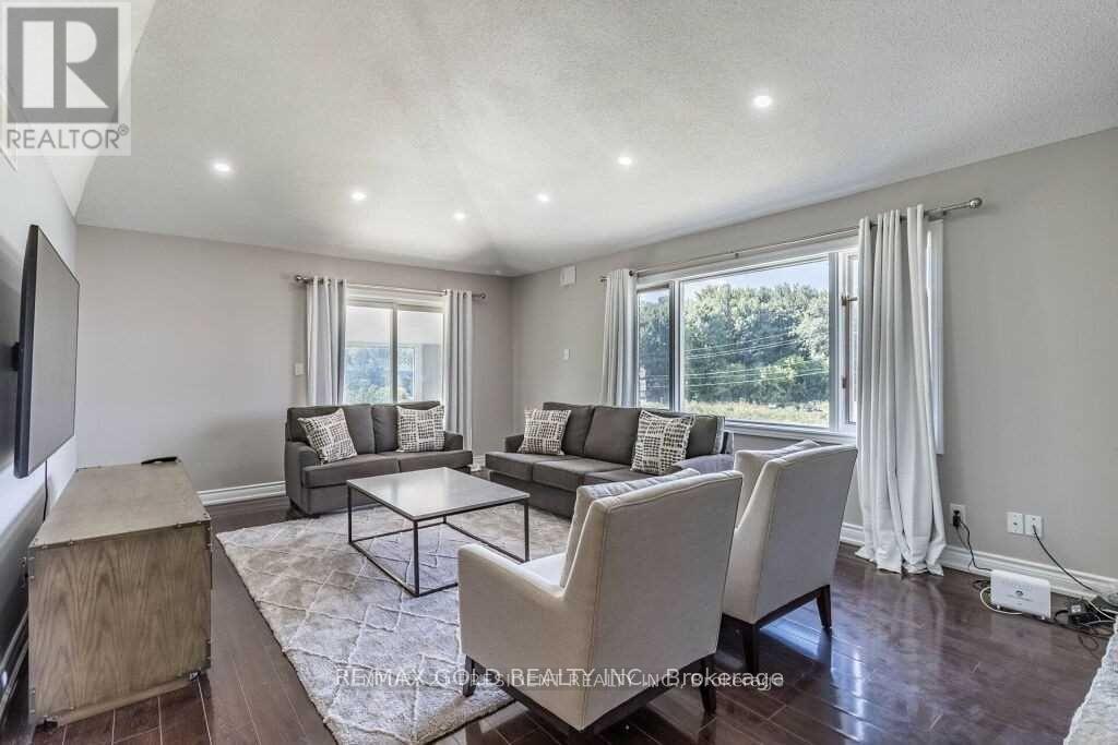 16025 Hurontario Street, Caledon, Ontario  L7C 2E5 - Photo 8 - W12654792