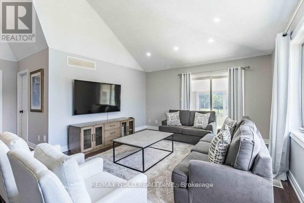 16025 Hurontario Street, Caledon, Ontario  L7C 2E5 - Photo 9 - W12654792