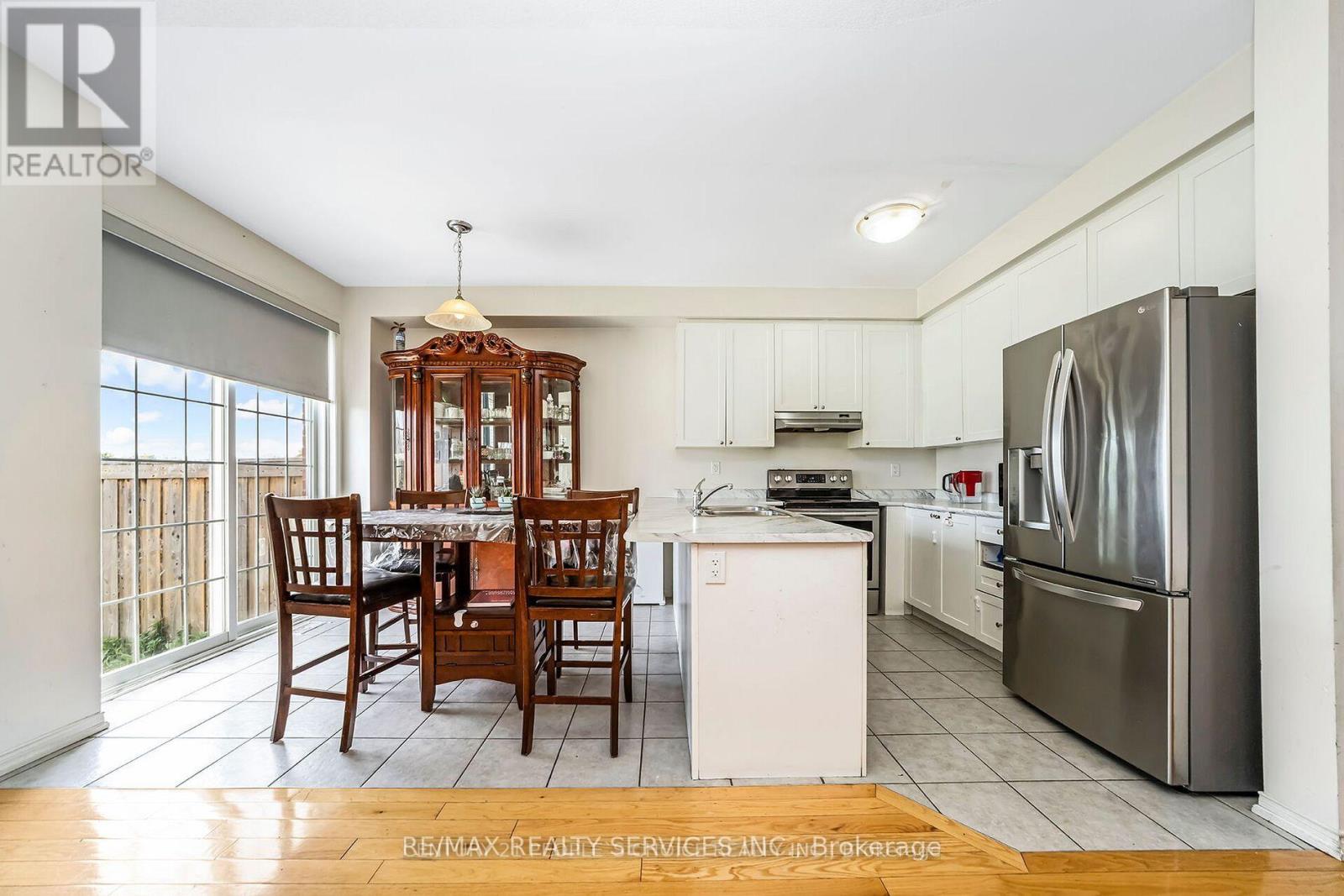 43 Sussexvale Drive, Brampton, Ontario  L6R 3R5 - Photo 10 - W12654800