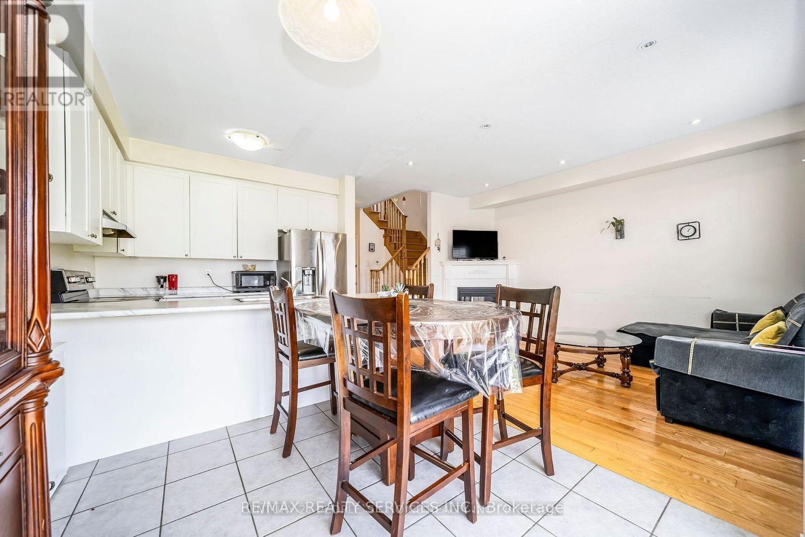 43 Sussexvale Drive, Brampton, Ontario  L6R 3R5 - Photo 6 - W12654800