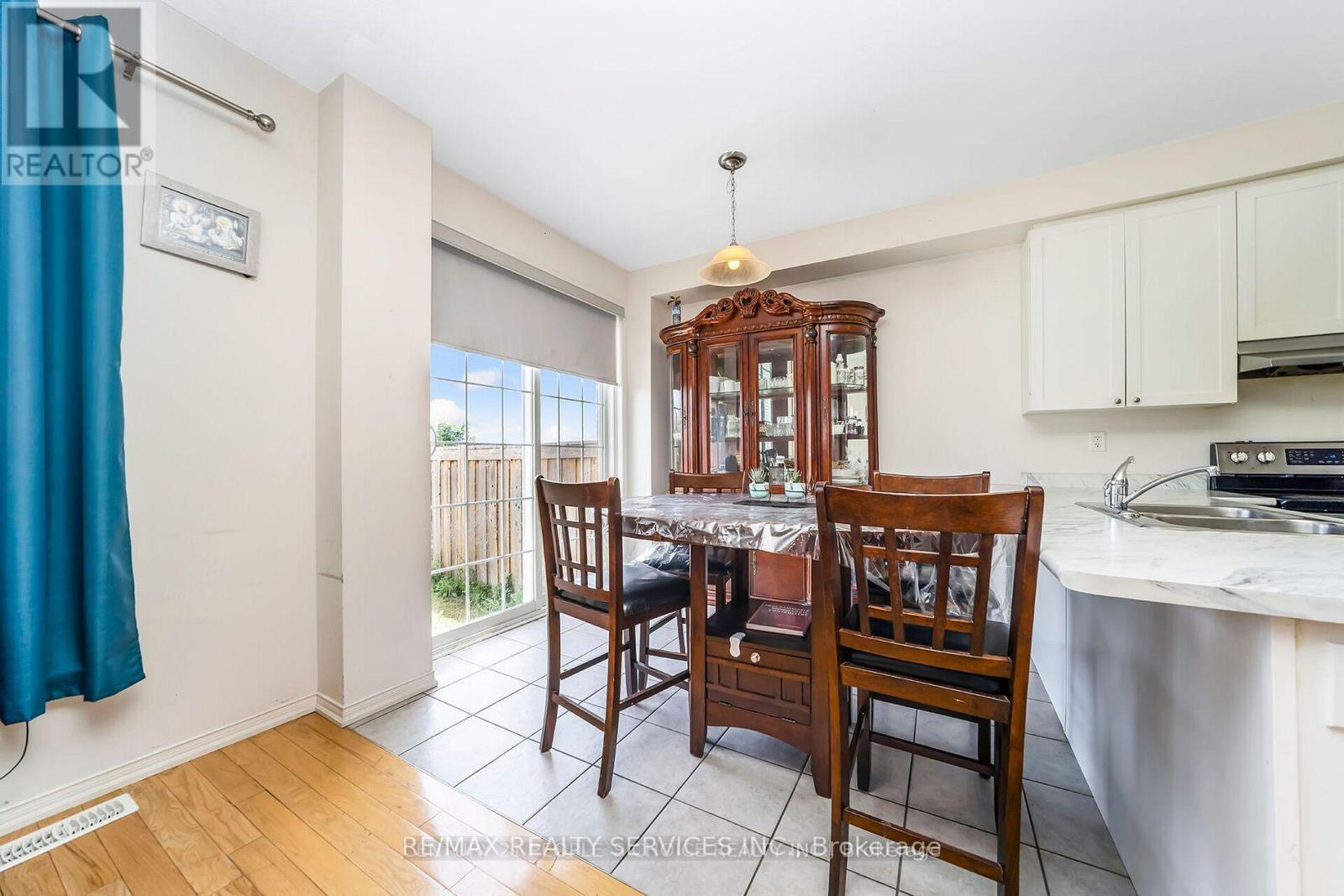 43 Sussexvale Drive, Brampton, Ontario  L6R 3R5 - Photo 7 - W12654800