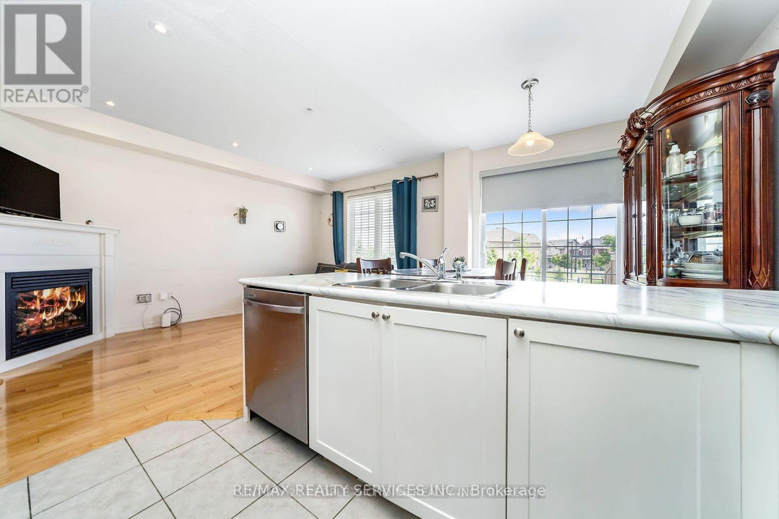 43 Sussexvale Drive, Brampton, Ontario  L6R 3R5 - Photo 8 - W12654800