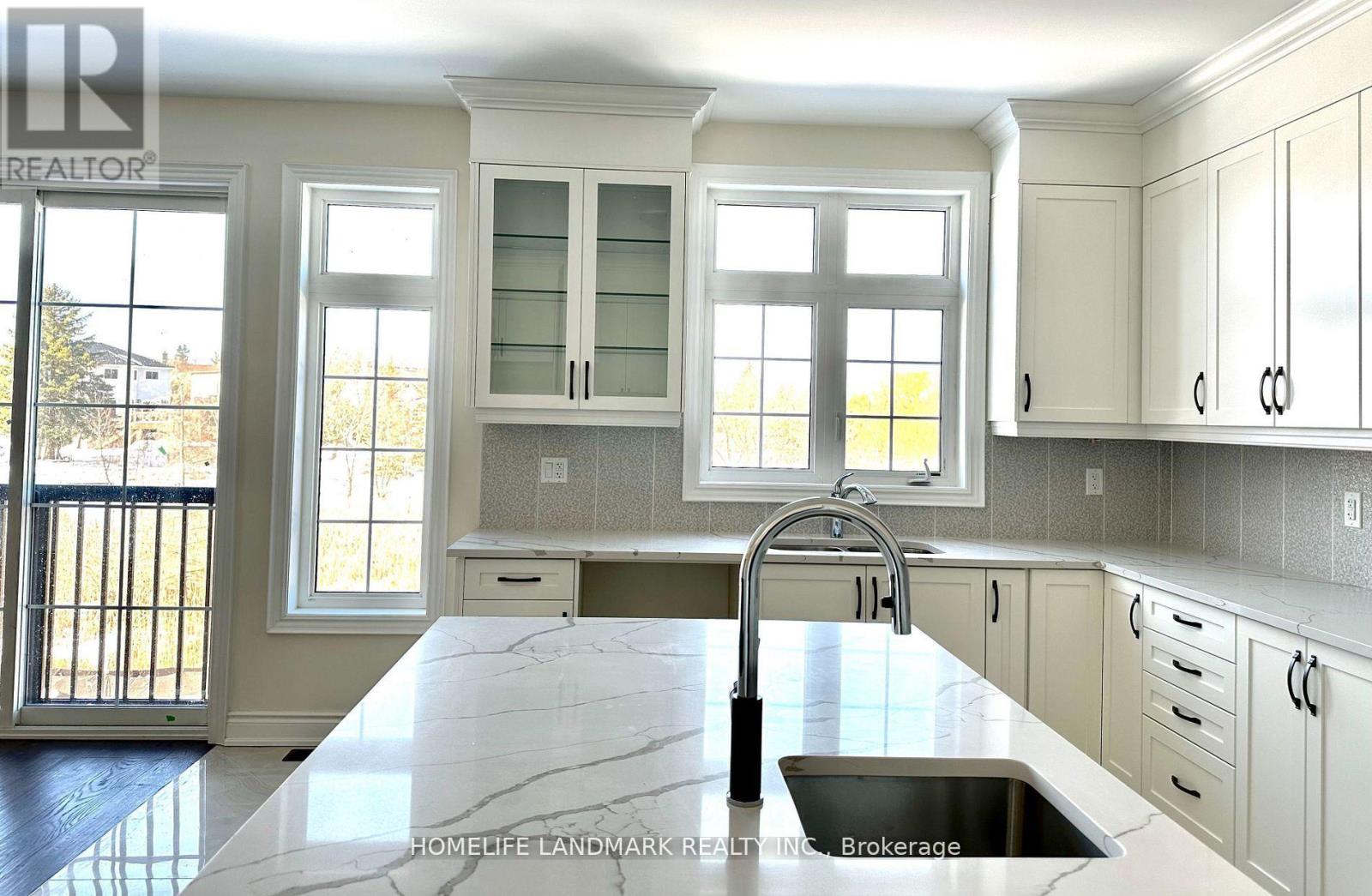 36 Upbound Court, East Gwillimbury, Ontario  L9N 0W5 - Photo 12 - N12654826