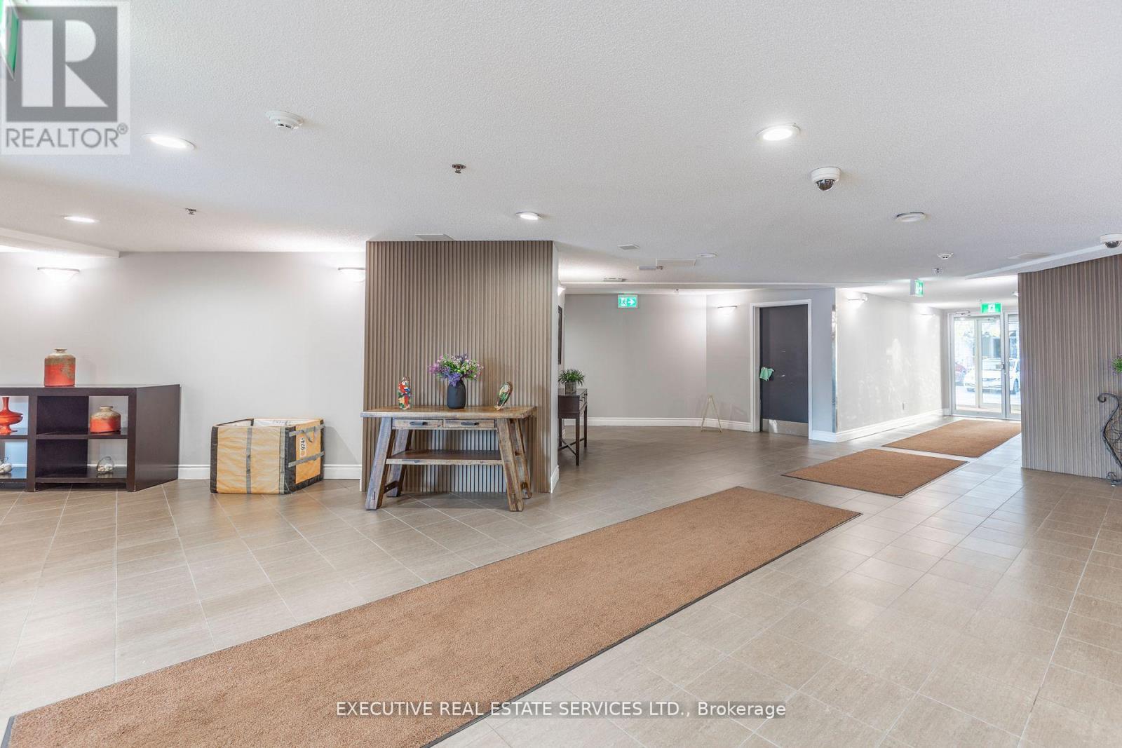 #203 - 4 Dayspring Circle, Brampton, Ontario  L6P 2Z5 - Photo 4 - W12654492