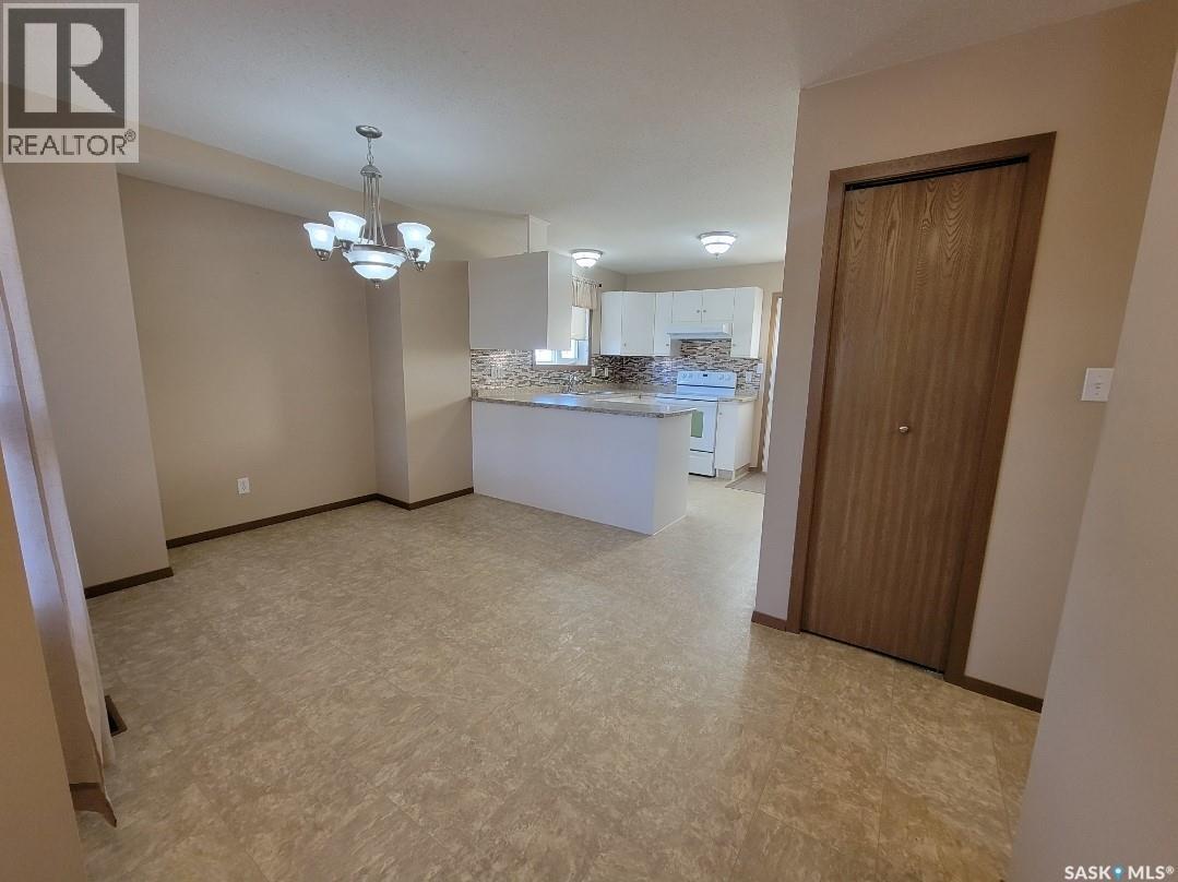 N 5040 Mirror Drive, Macklin, Saskatchewan  S0L 2C0 - Photo 3 - SK025988