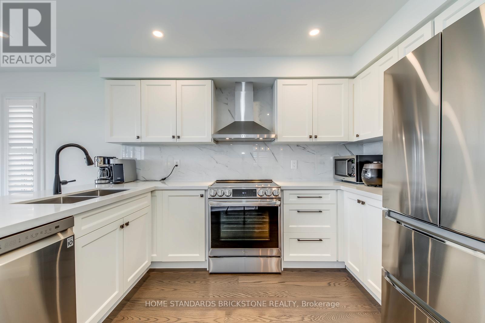 1296 Inglehart Drive, Burlington, Ontario  L7M 4Z4 - Photo 15 - W12654926