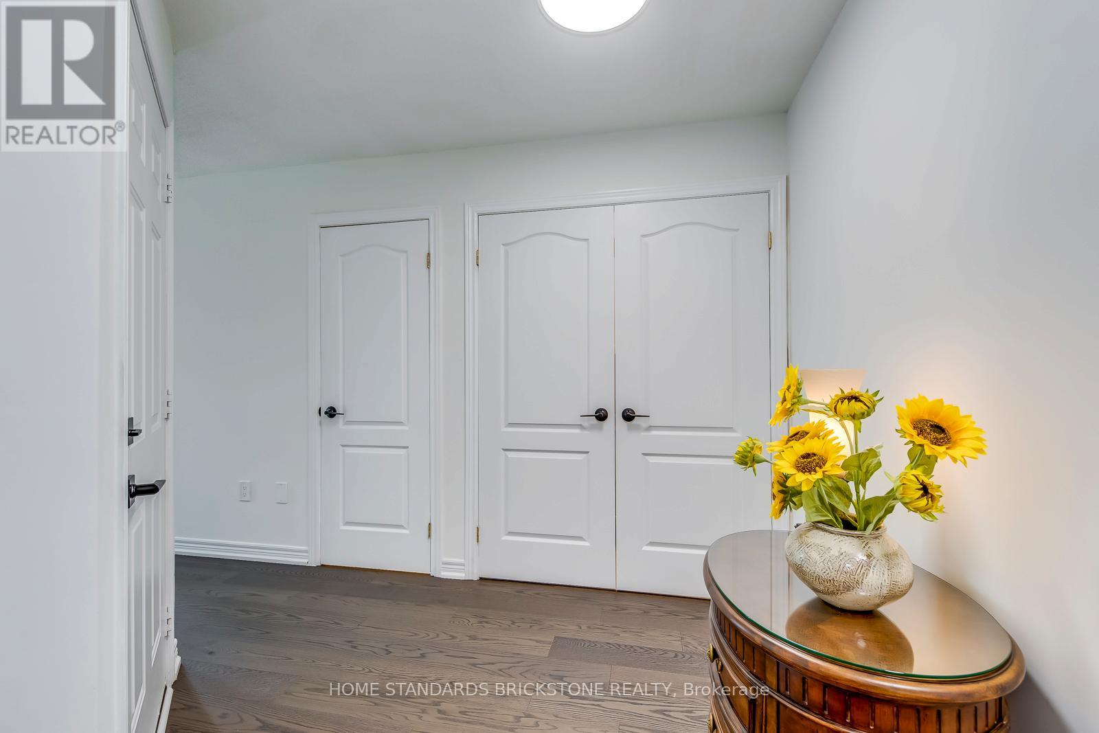 1296 Inglehart Drive, Burlington, Ontario  L7M 4Z4 - Photo 5 - W12654926