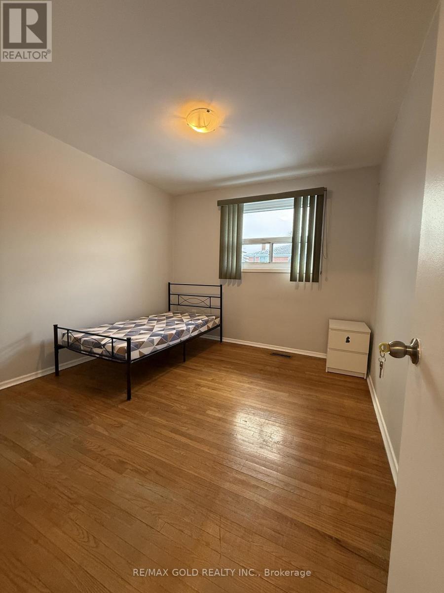 130 Duncanwoods Drive, Toronto, Ontario  M9L 2E1 - Photo 11 - W12654932