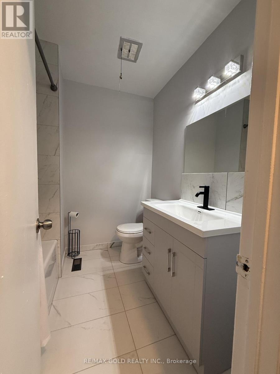 130 Duncanwoods Drive, Toronto, Ontario  M9L 2E1 - Photo 12 - W12654932