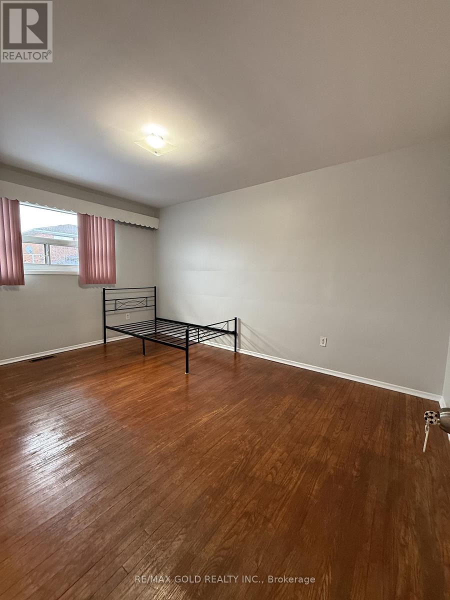 130 Duncanwoods Drive, Toronto, Ontario  M9L 2E1 - Photo 13 - W12654932