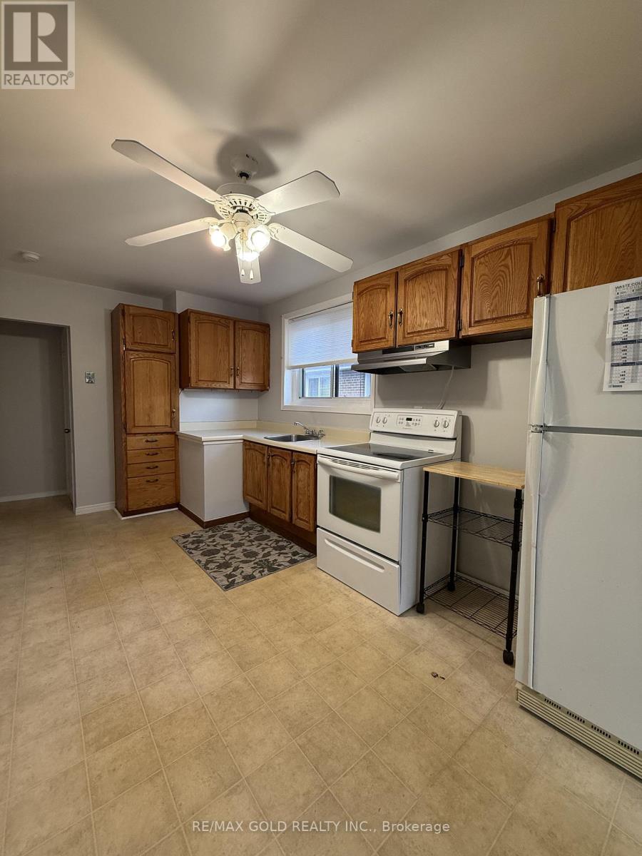 130 Duncanwoods Drive, Toronto, Ontario  M9L 2E1 - Photo 7 - W12654932