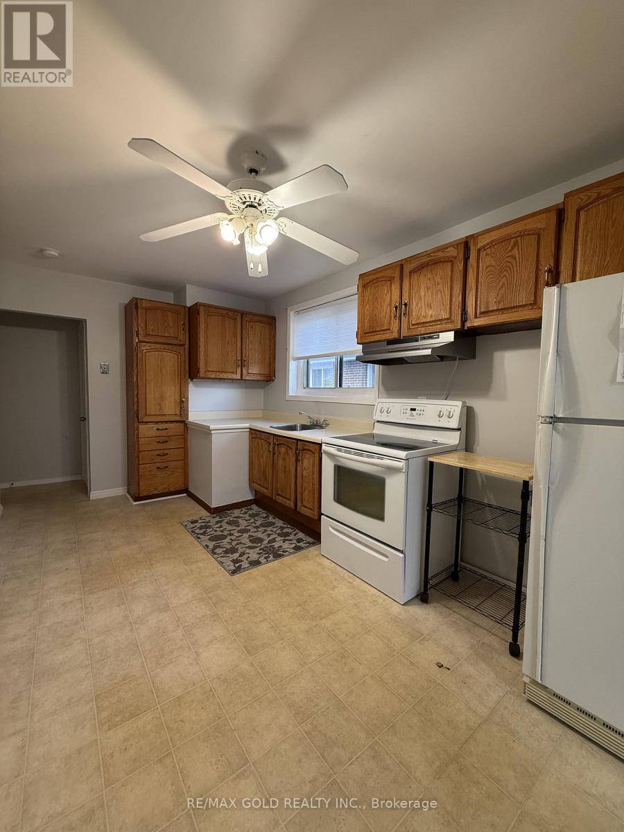 130 Duncanwoods Drive, Toronto, Ontario  M9L 2E1 - Photo 8 - W12654932