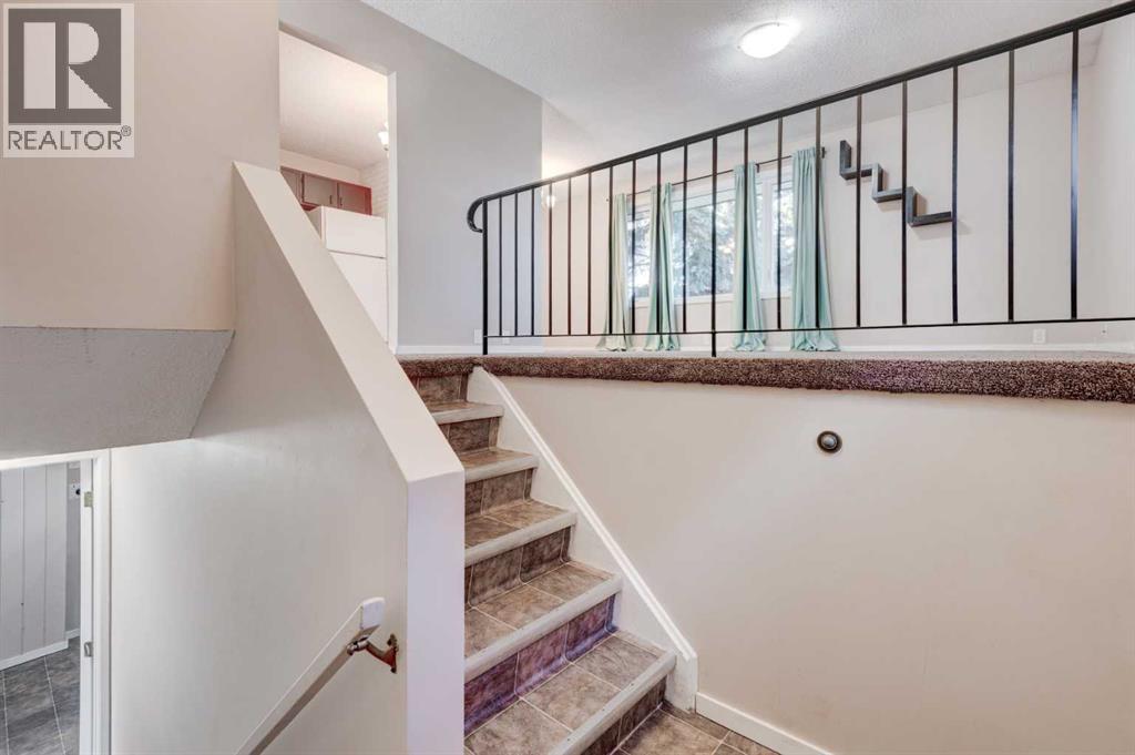 43 Midridge Gardens Se, Calgary, Alberta  T2X 1C4 - Photo 3 - A2269105