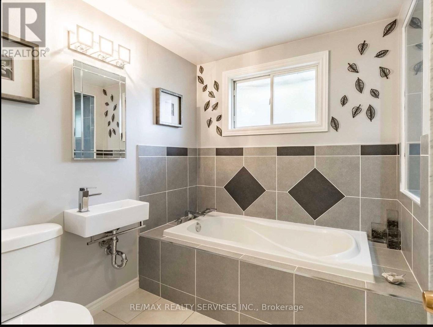 64 Brookdale Crescent, Brampton, Ontario  L6T 1M7 - Photo 8 - W12655016