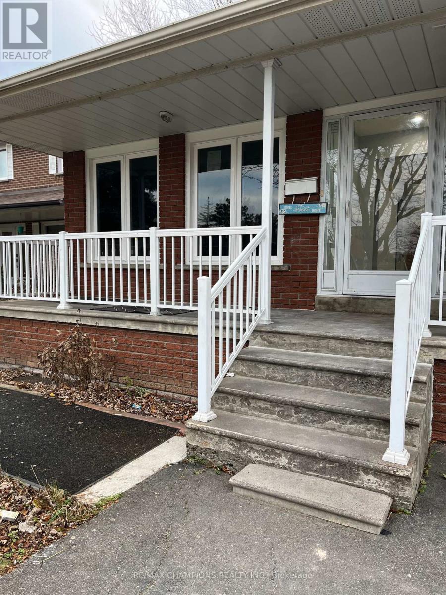 249 Centre Street N, Brampton, Ontario  L6V 2R3 - Photo 3 - W12655020