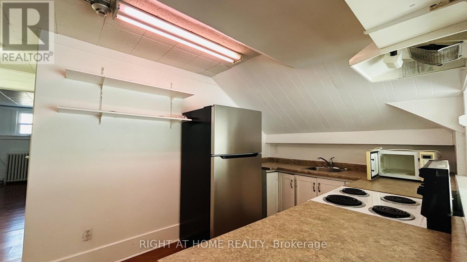 2 - 60 Long Branch Avenue, Toronto, Ontario  M8W 3J2 - Photo 2 - W12655038