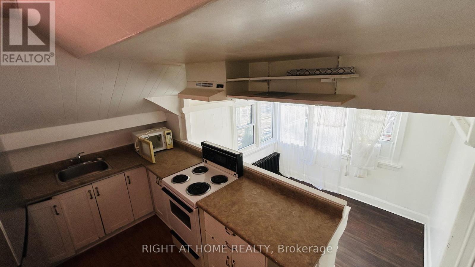 2 - 60 Long Branch Avenue, Toronto, Ontario  M8W 3J2 - Photo 3 - W12655038