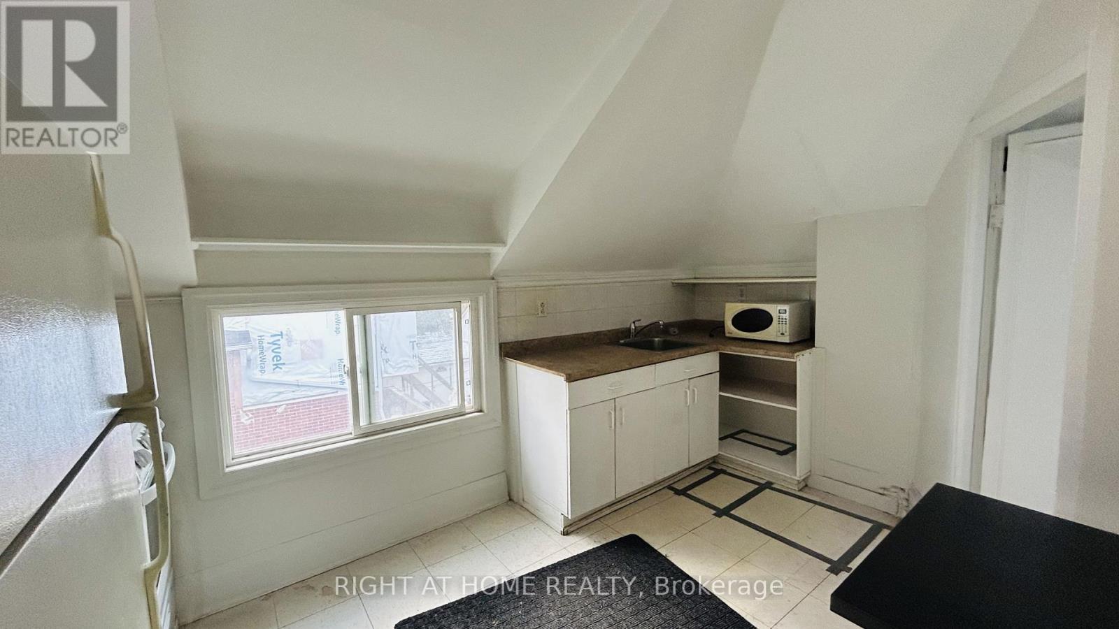 3 - 60 Long Branch Avenue, Toronto, Ontario  M8W 3J2 - Photo 5 - W12655044