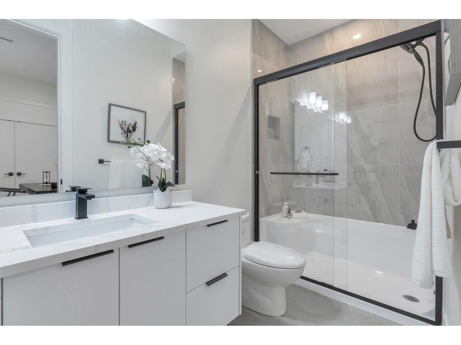 Listing Picture 18 of 40 : 15570 OXENHAM AVENUE, White Rock - 魯藝地產 Yvonne Lu Group - MLS Medallion Club Member