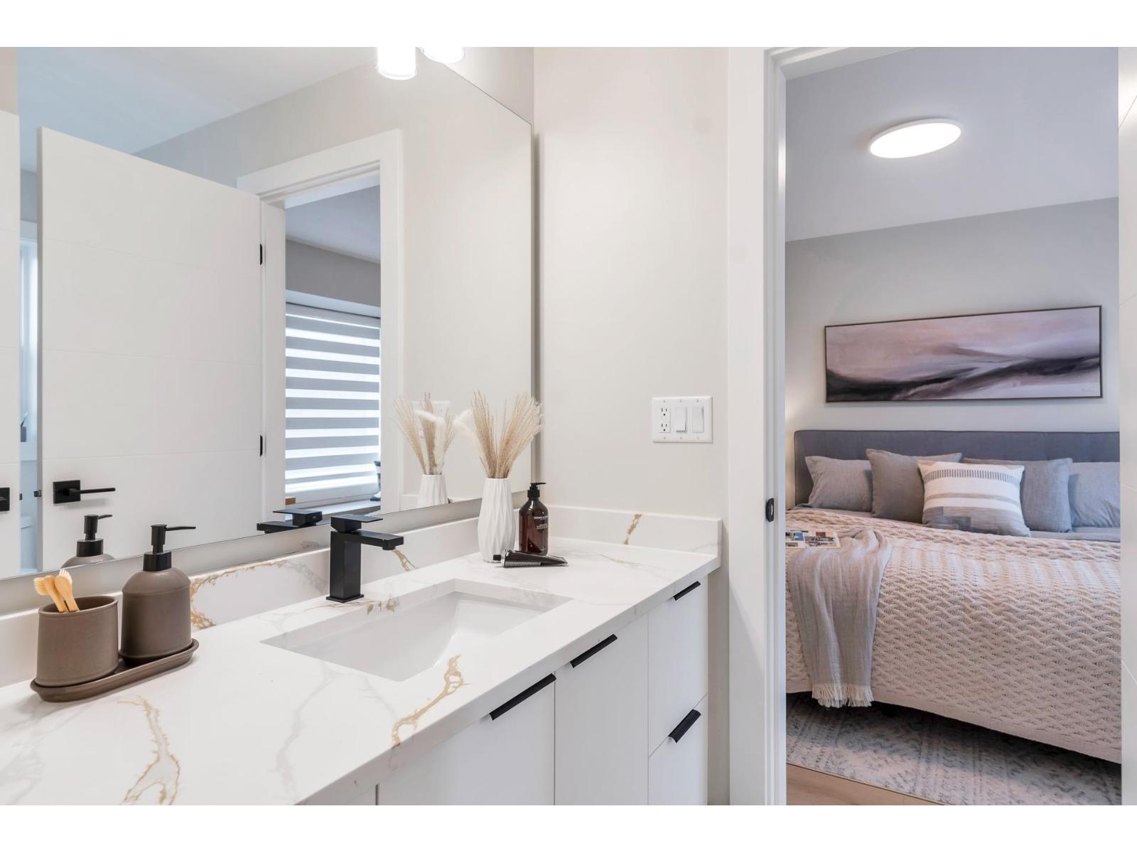 Listing Picture 36 of 40 : 15570 OXENHAM AVENUE, White Rock - 魯藝地產 Yvonne Lu Group - MLS Medallion Club Member