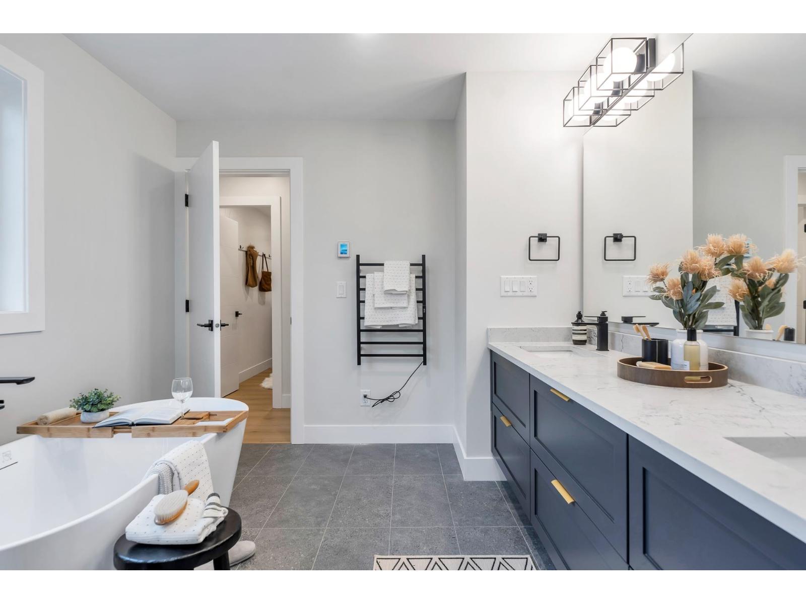 Listing Picture 32 of 40 : 15570 OXENHAM AVENUE, White Rock - 魯藝地產 Yvonne Lu Group - MLS Medallion Club Member