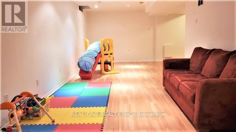 5745 Tayside Crescent, Mississauga, Ontario  L5M 5J4 - Photo 7 - W12655100