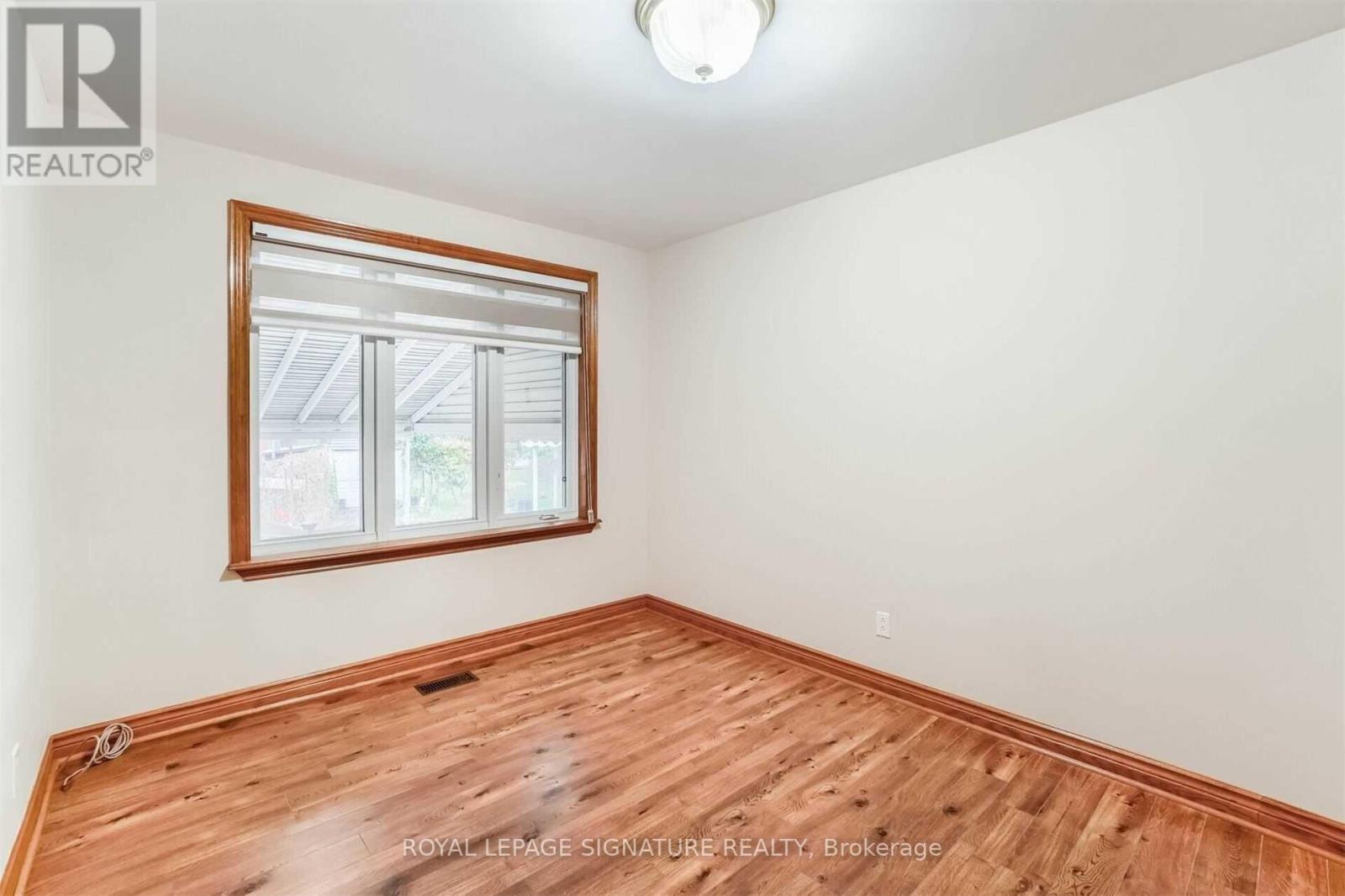 138 Derrydown Road, Toronto, Ontario  M3J 1R8 - Photo 11 - W12655102