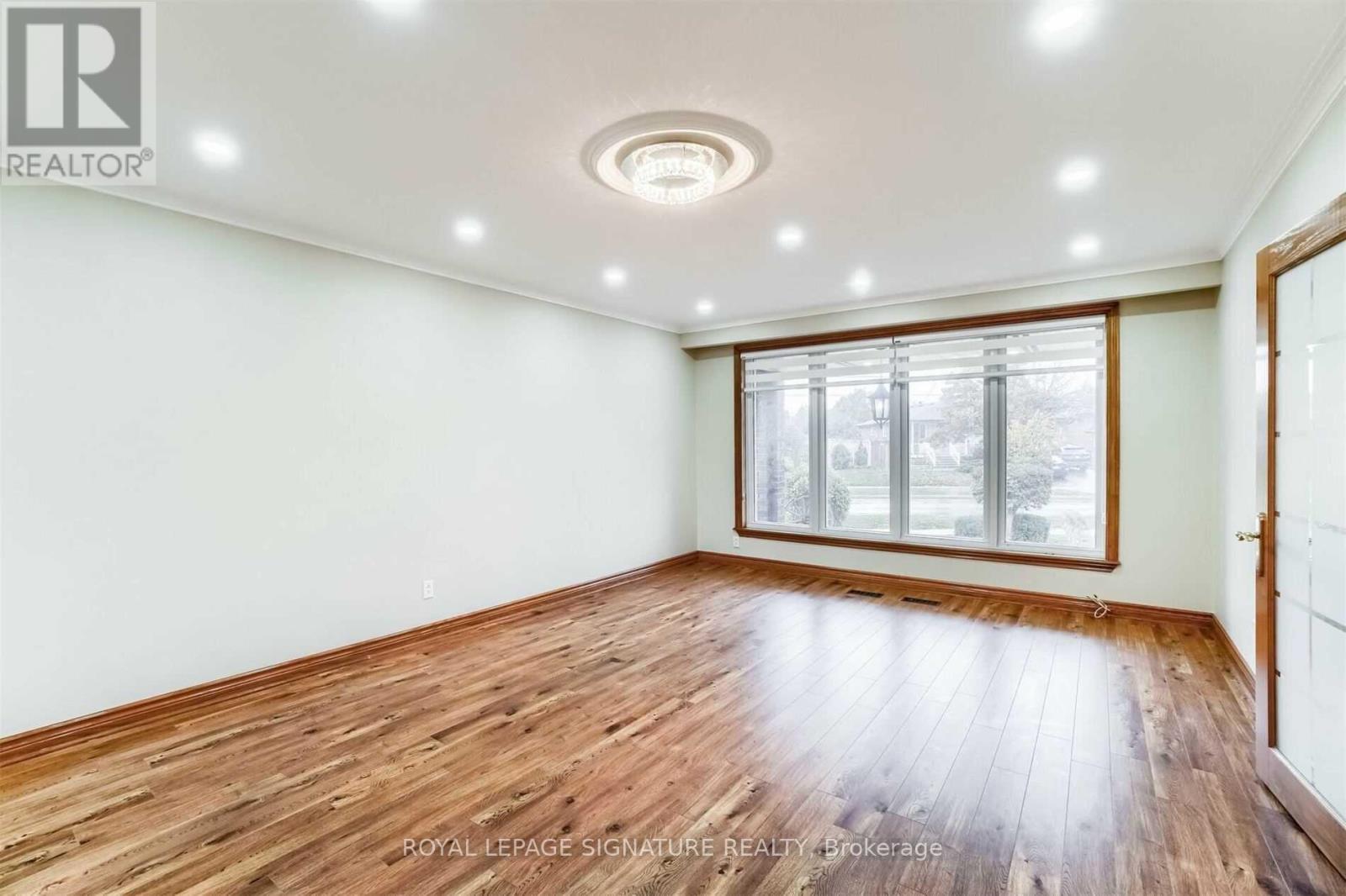 138 Derrydown Road, Toronto, Ontario  M3J 1R8 - Photo 2 - W12655102