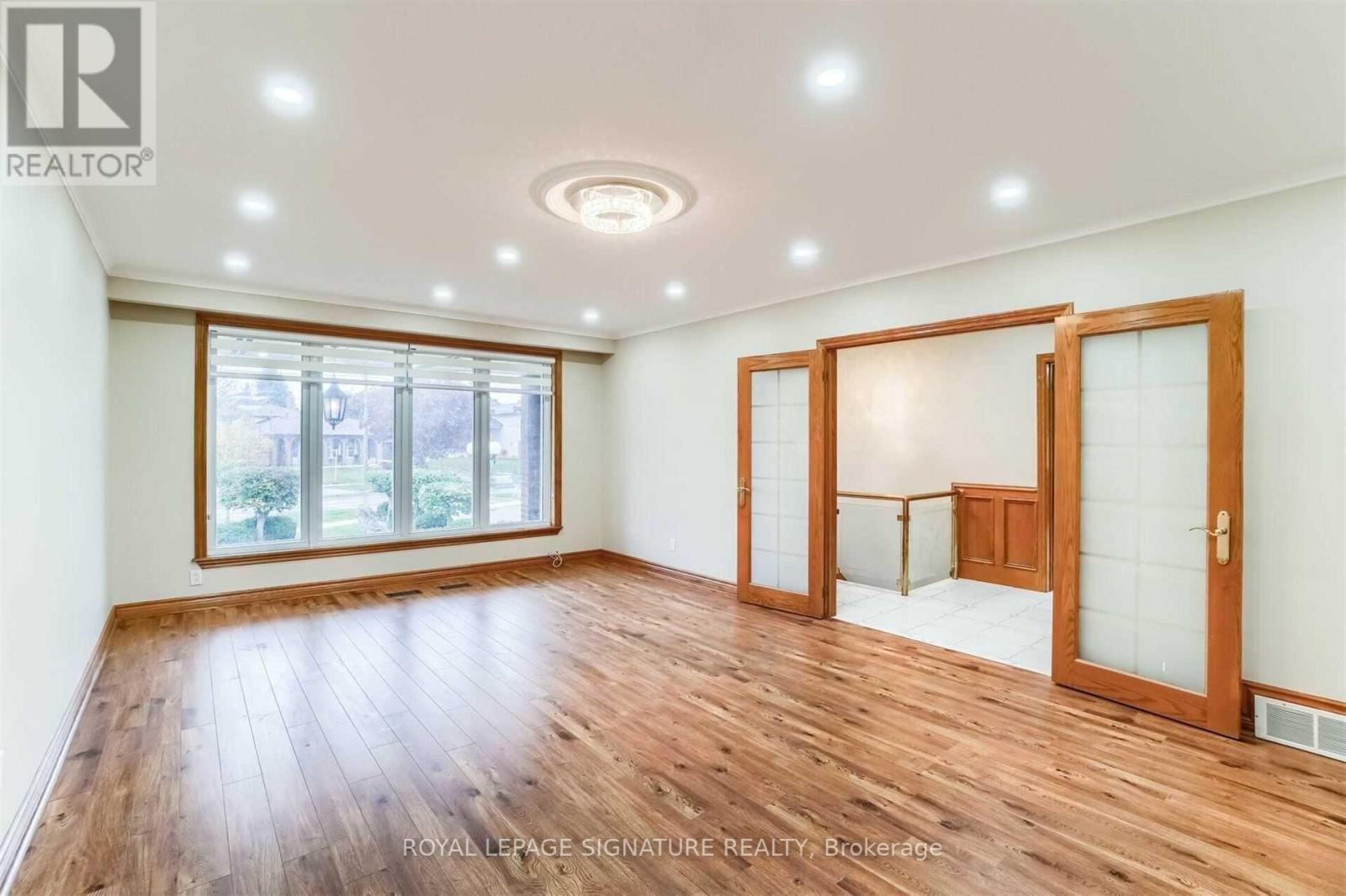 138 Derrydown Road, Toronto, Ontario  M3J 1R8 - Photo 3 - W12655102