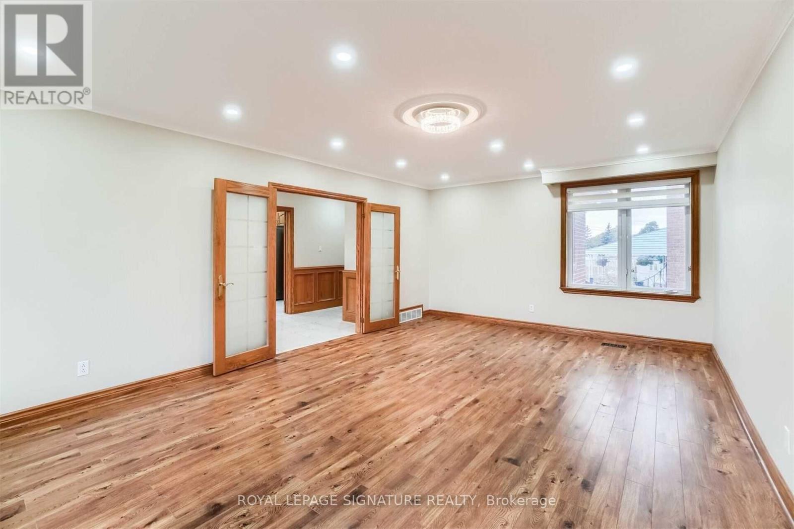 138 Derrydown Road, Toronto, Ontario  M3J 1R8 - Photo 4 - W12655102