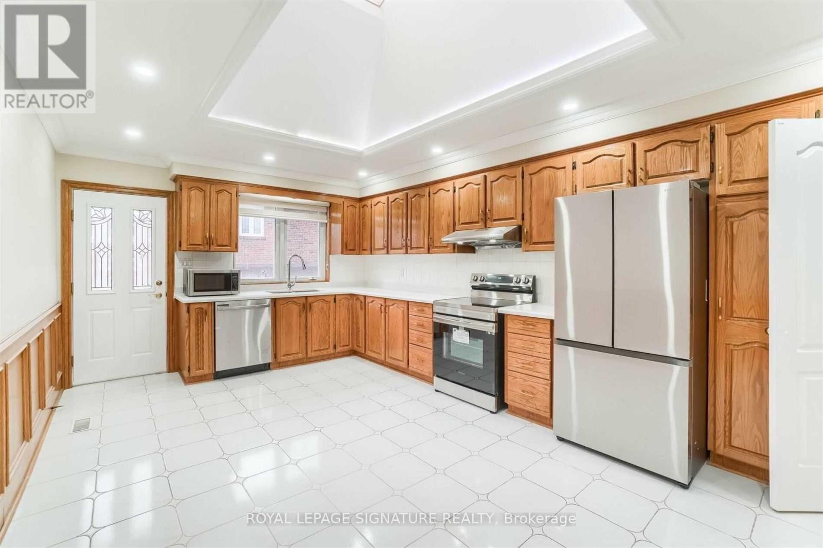 138 Derrydown Road, Toronto, Ontario  M3J 1R8 - Photo 5 - W12655102