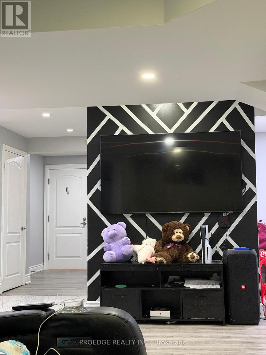 15 Troyer Street N, Brampton, Ontario  L7A 4T4 - Photo 6 - W12650362