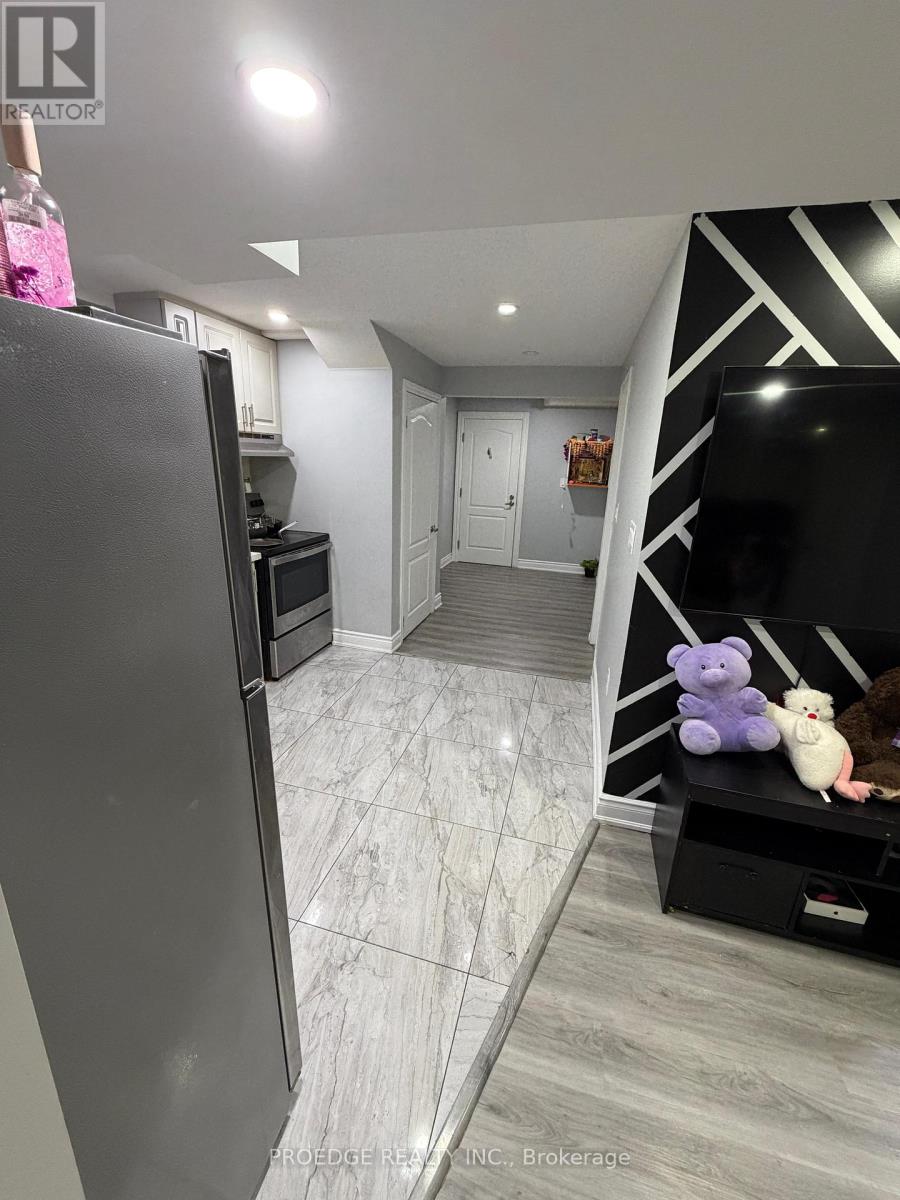 15 Troyer Street N, Brampton, Ontario  L7A 4T4 - Photo 11 - W12650362